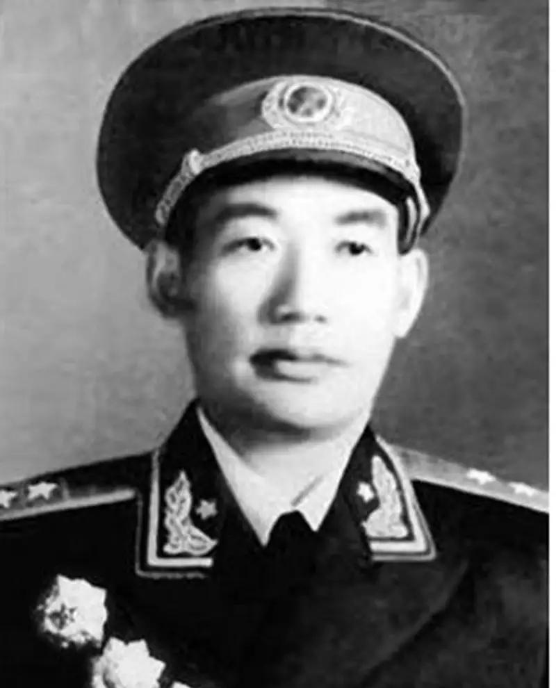 1963年，南京军区来了一个新政委，许世友看到他却面露苦色，因为许世友爱喝酒，可