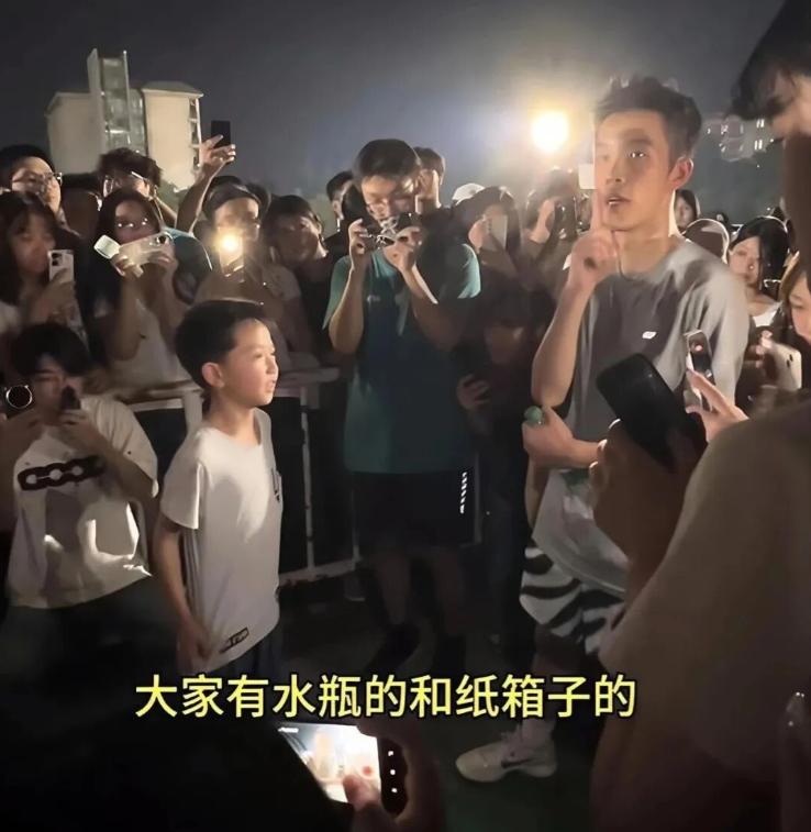 苦尽甘来了！还记得郑州那位跟着烧伤母亲、在校园里帮忙收废品的小男孩吗？原来他的妈