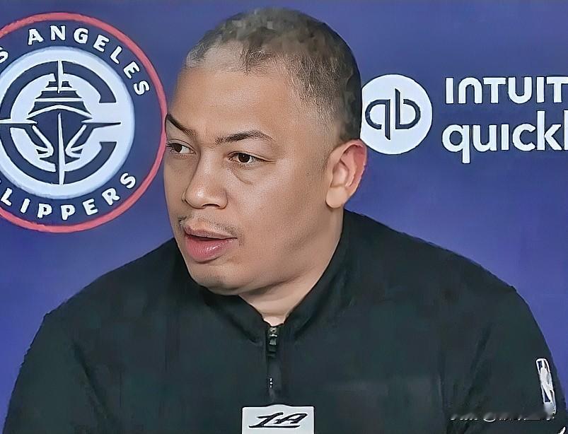 快船主帅泰伦卢赢球后志得意满啊！

今天快船以103-102战胜强敌勇士。赛后，