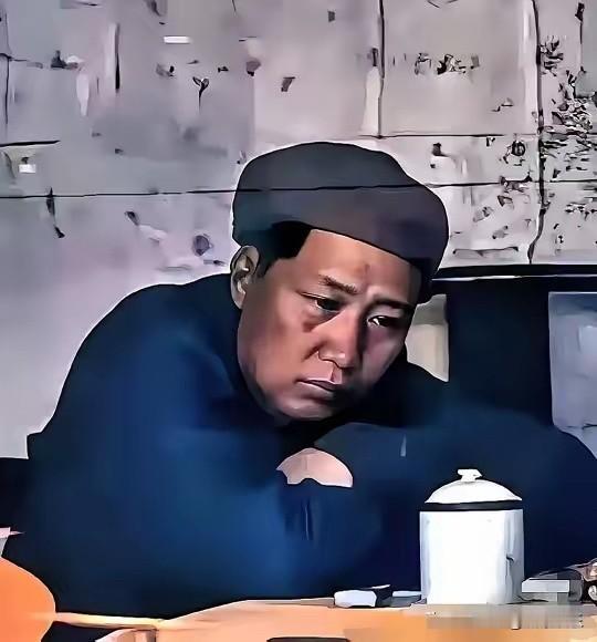 看这张照片里的毛主席，身上就穿着件普通的粗布衣裳，安安静静地坐着。眉头皱得紧紧的