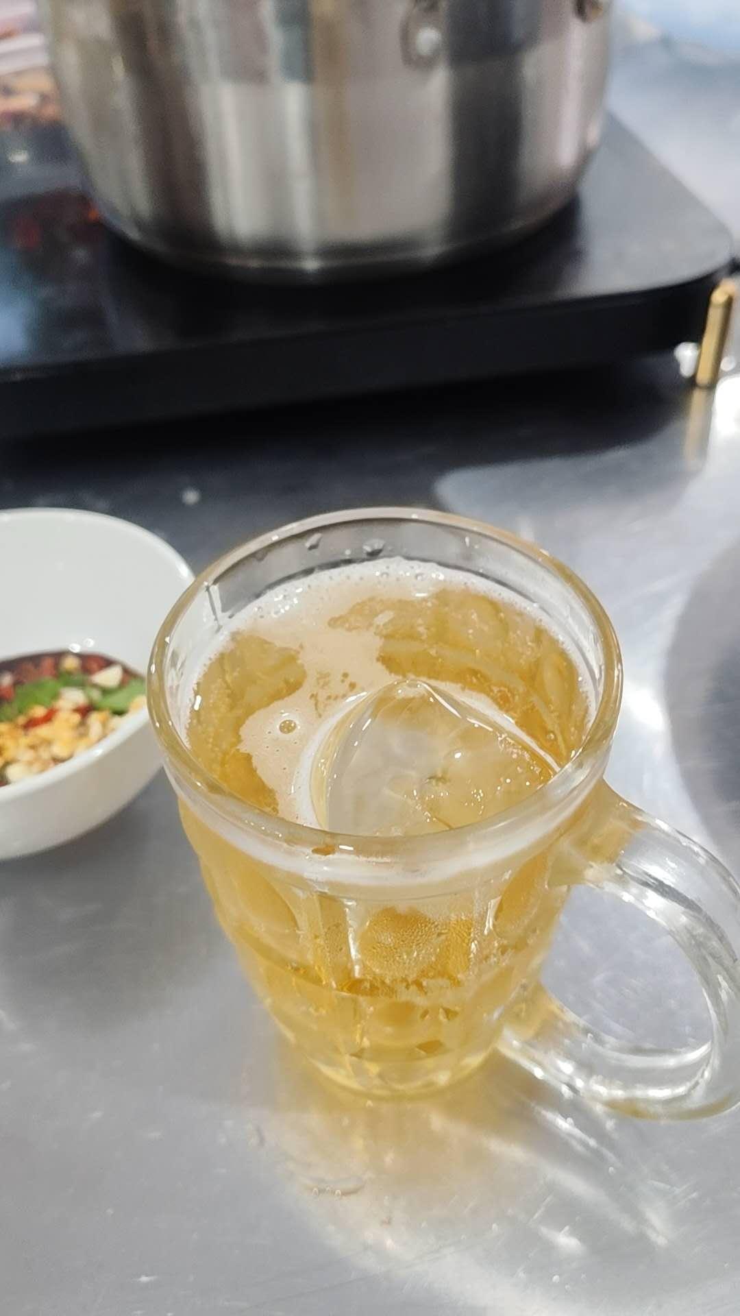 春日三餐打卡我儿子和二个同事在越南公司的晚餐，他们在民宿里自己做饭，腊肠腊肉是四