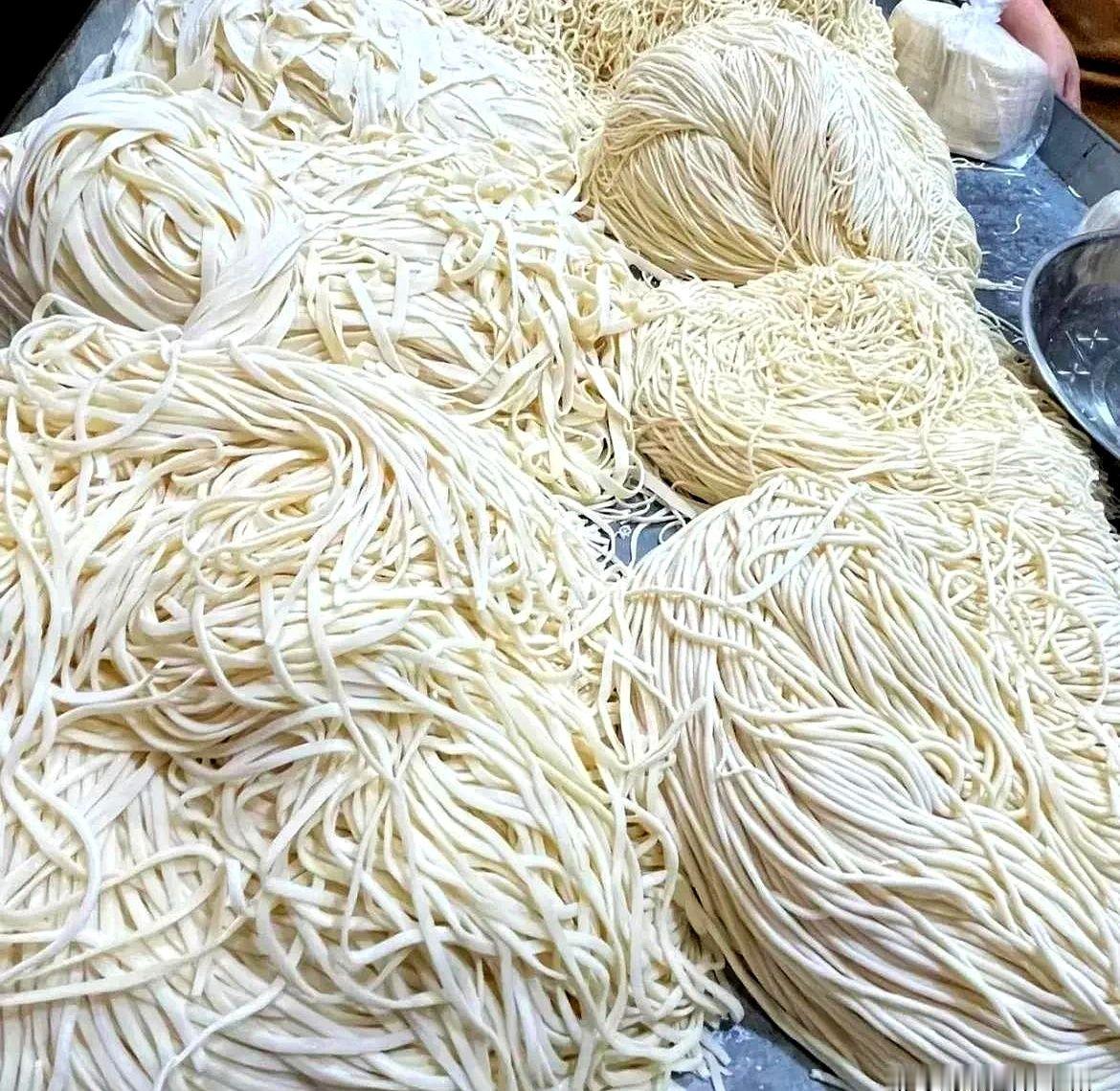硼砂面弹得能跳绳、放三天不酸、白得像刷墙，厂家图的就是省成本、撑卖相、拖保质期，