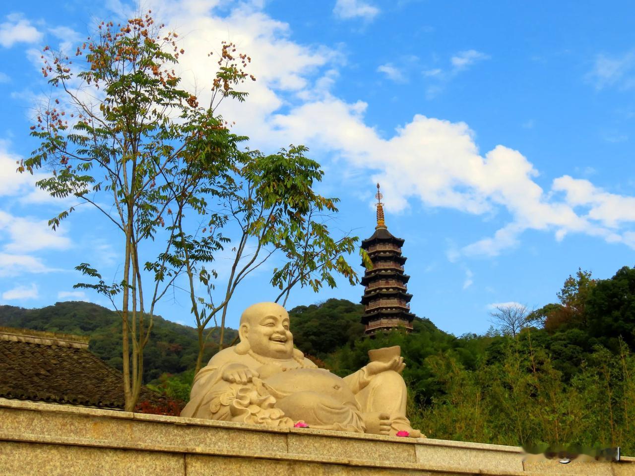 笑看云卷云舒，心随佛法自在
天童寺