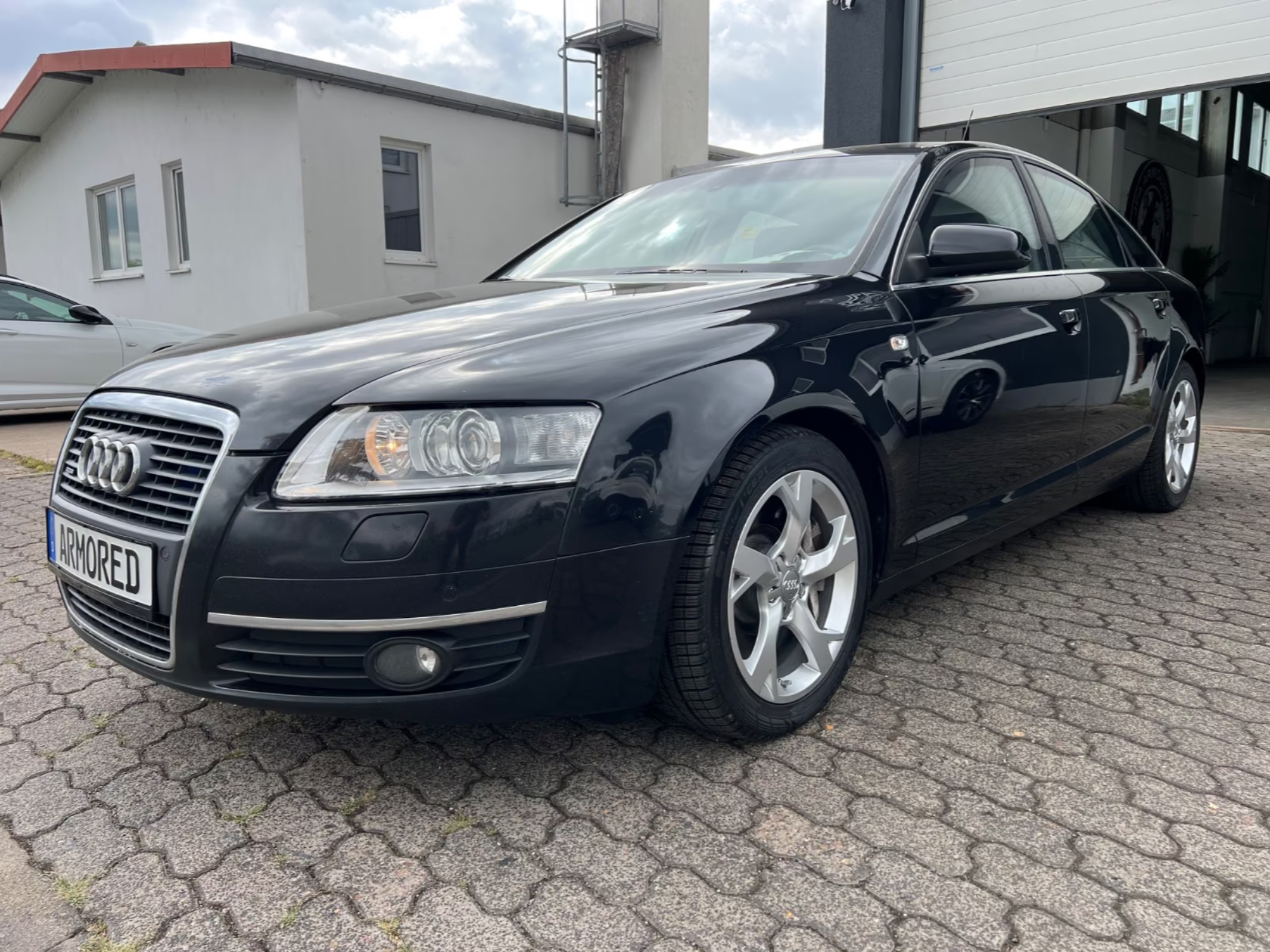 防弹车[超话] Audi A6 4.2 FSI，B4级防弹车，只能防护手枪，玻璃