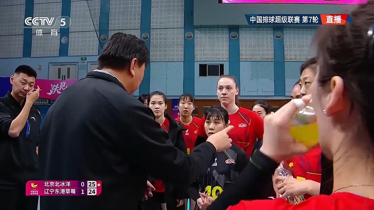 第二局24-25落后时，辽宁主帅李海运暂停时布置战术清晰：打“近体战术”，随即扳