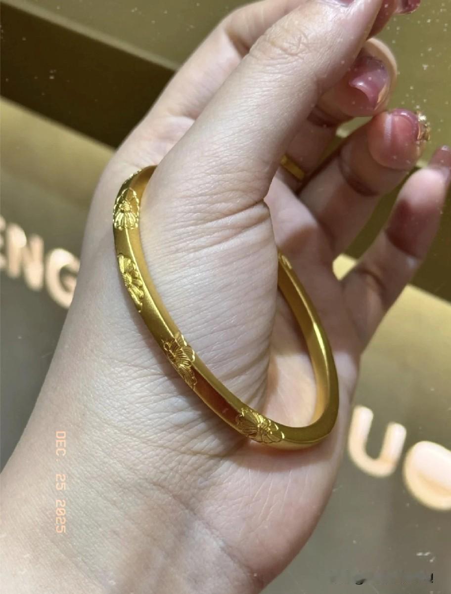 昨天跟风买黄金的人，

估计今天都全傻眼了！

不是因为金价跌到997，而是大批