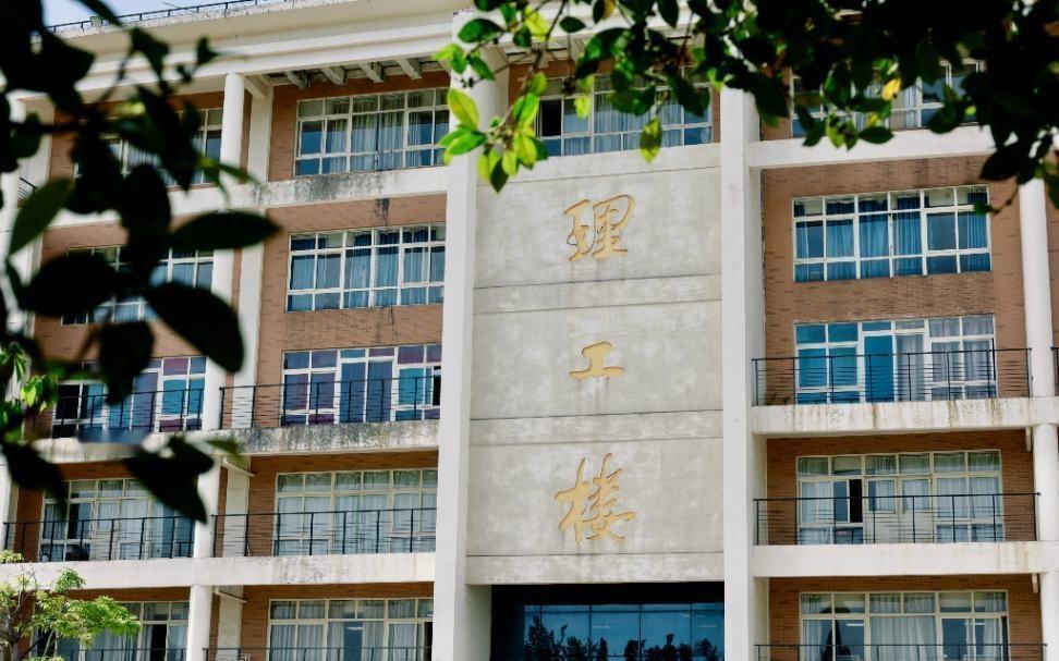 百年文脉，师道匠心育栋梁
春华秋实，薪火相传润桃李；
弦歌不辍，立德树人铸华章。