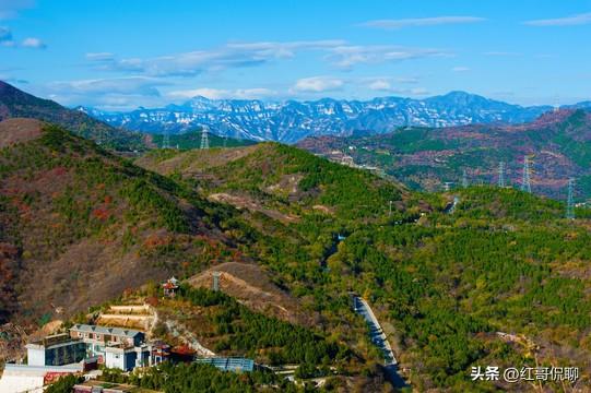 北京西部的山脉，泛称为西山，其属于太行山脉的东北段余脉（也常称太行之首），和北部