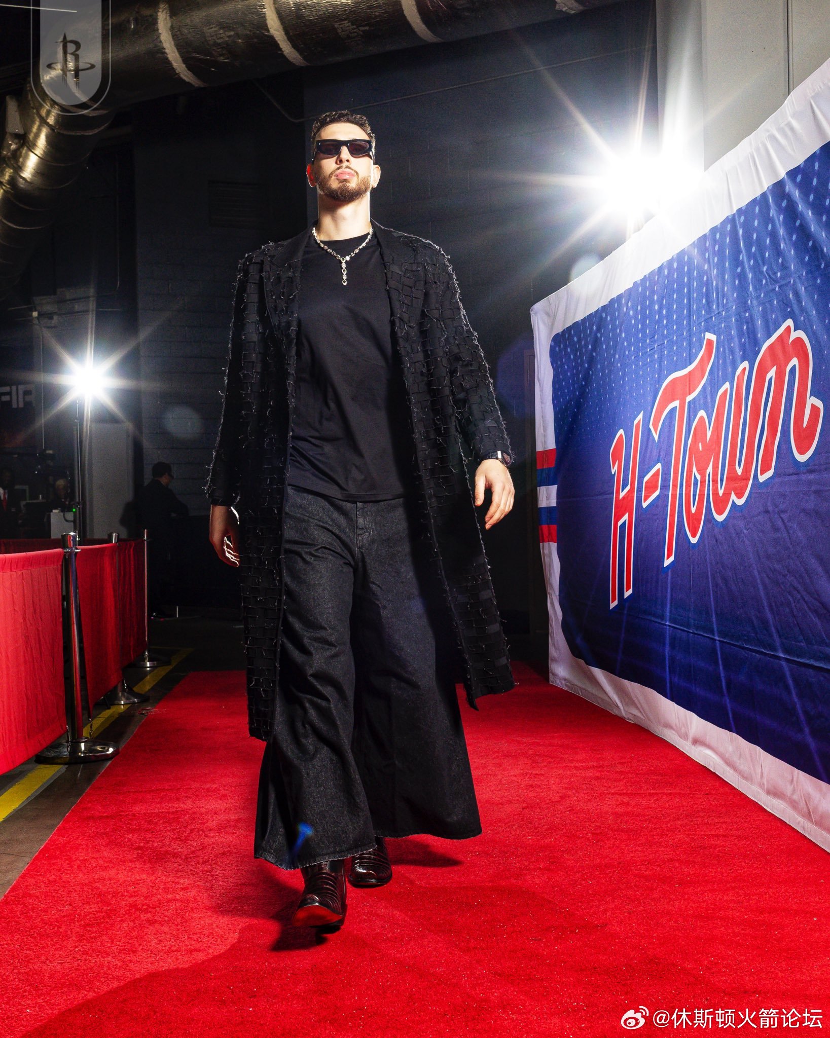 申京谈到连续缺席比赛对于自己背部伤势的恢复：“是的，你知道，我想这是我连续打篮球