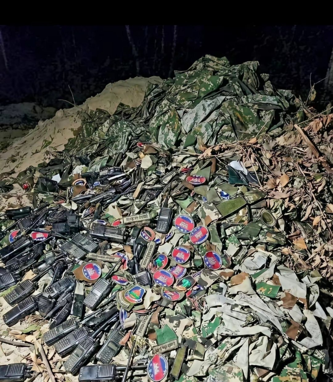 泰方发布：柬埔寨电诈园区的肩徽和对讲机 