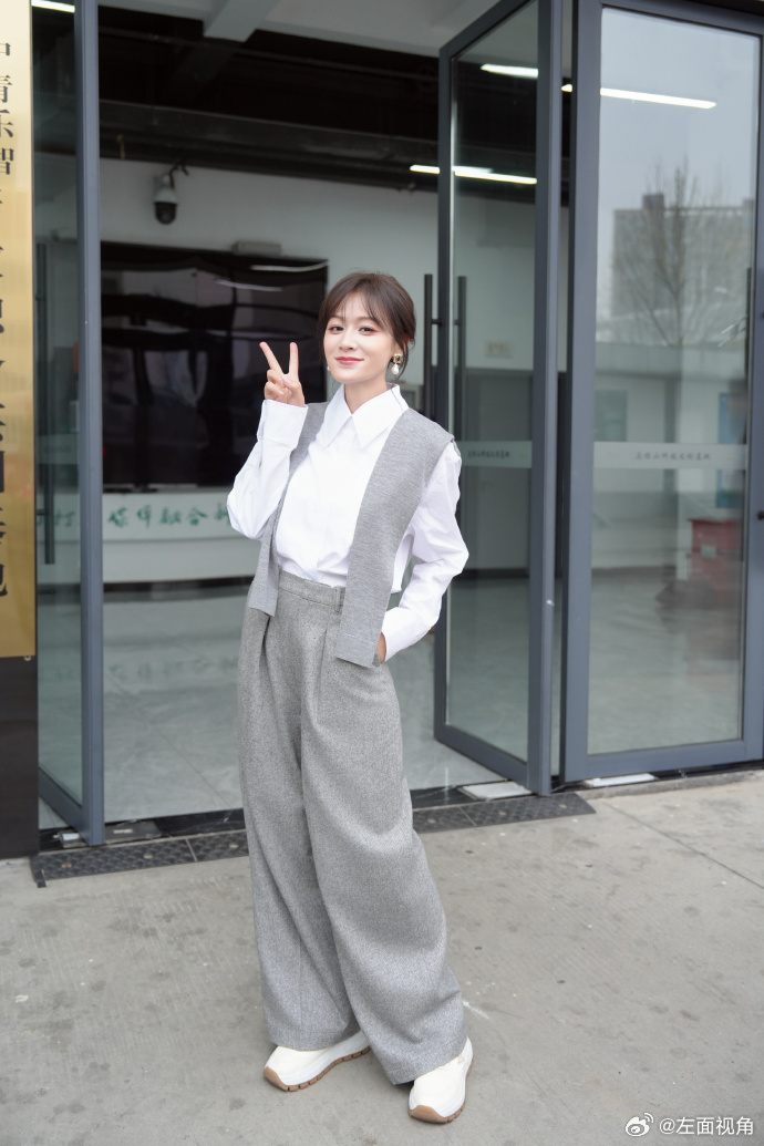 我拍了拍乘风 姐姐们的路透也太绝了！颜值气质双双在线，每一帧都美到心动，已经狠狠