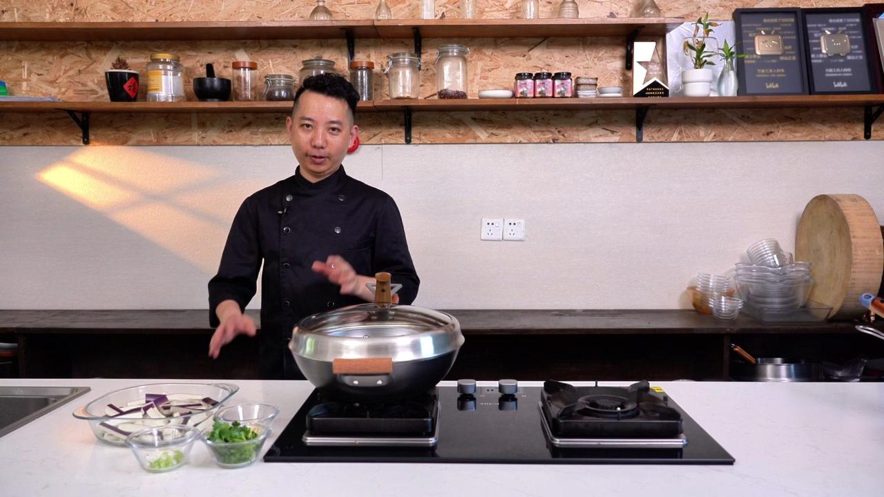 📝食材：茄子、土豆淀粉、白糖、2勺生抽、1/3勺蚝油、一勺芝麻香油、水淀粉、半