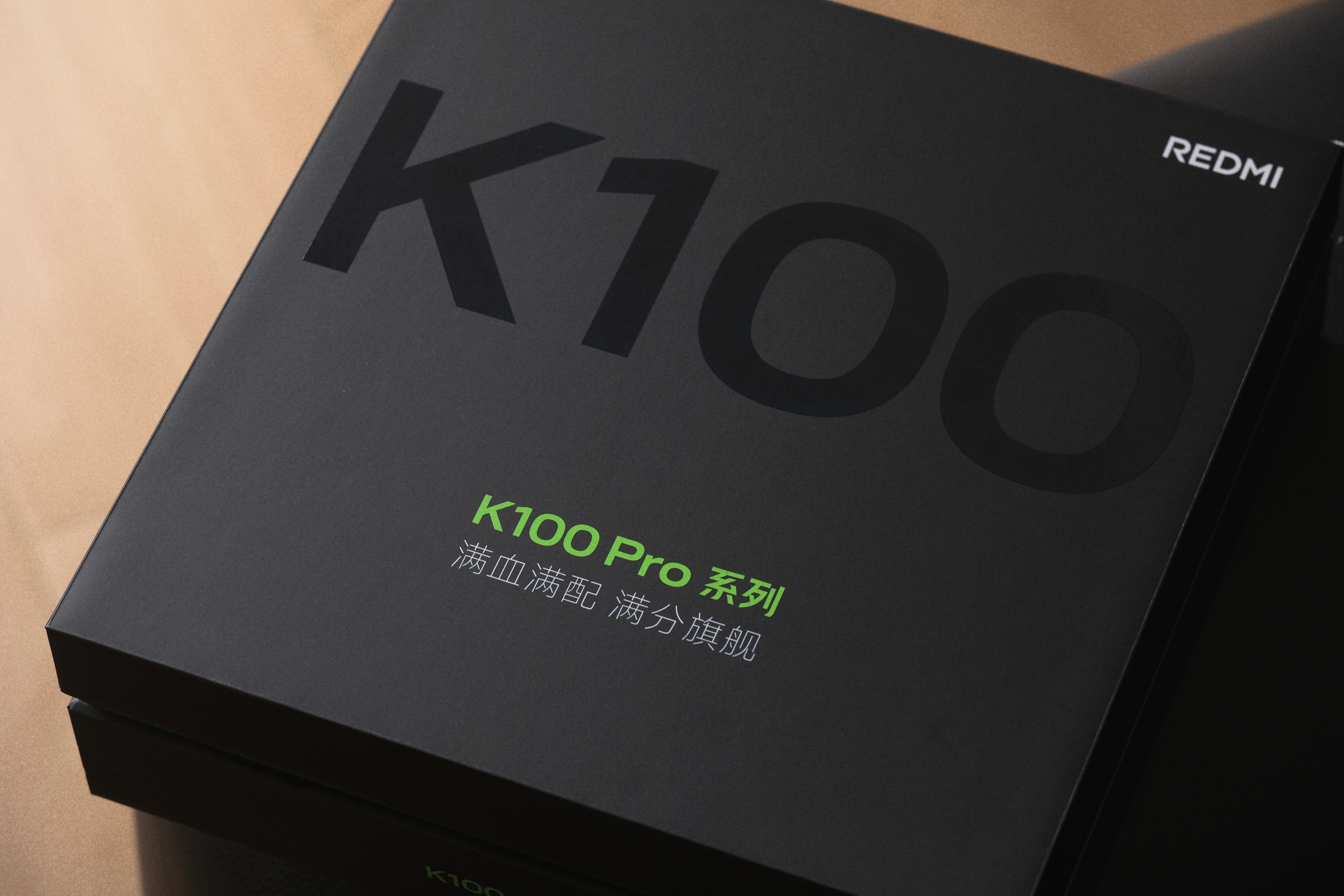 REDMI K100 Pro系列邀请函，一份荧光礼盒，包含一件定制的荧光T恤、荧