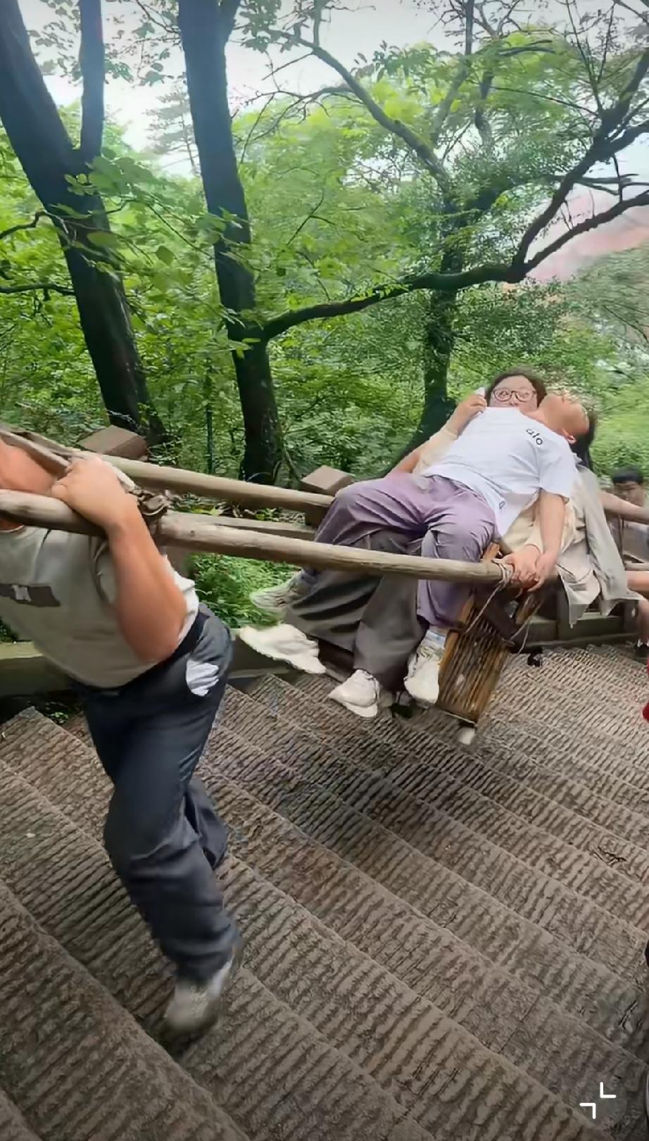 这是付一个人的钱?还是两个人的钱？钱满眼都是钱 要个钱有多难 我要攒够多少钱