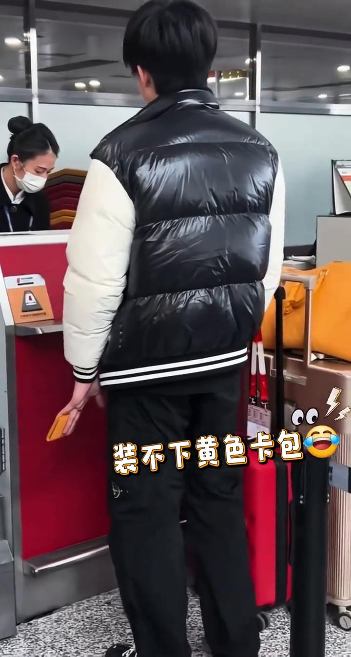 口袋装三房一厅，装不下黄色卡包，装不下一盒蓝莓。