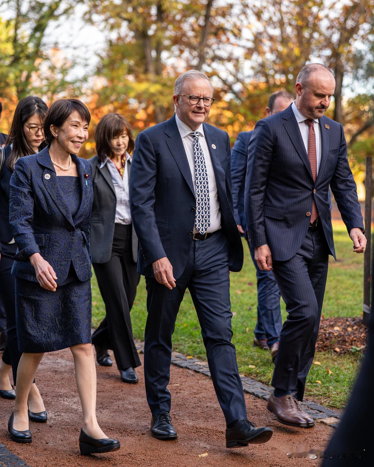 在堪培拉的奈良和平公园，阿尔巴尼斯和高市共同种下了一棵树，他说是要“纪念那份和平