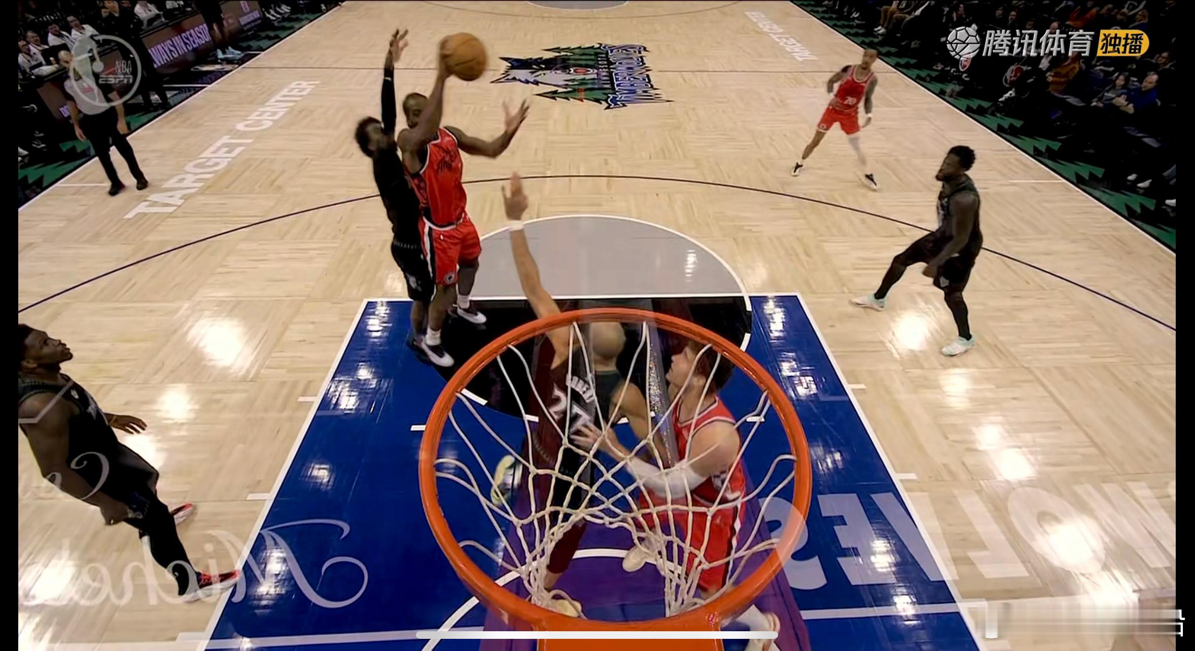 小卡的手指怎么了