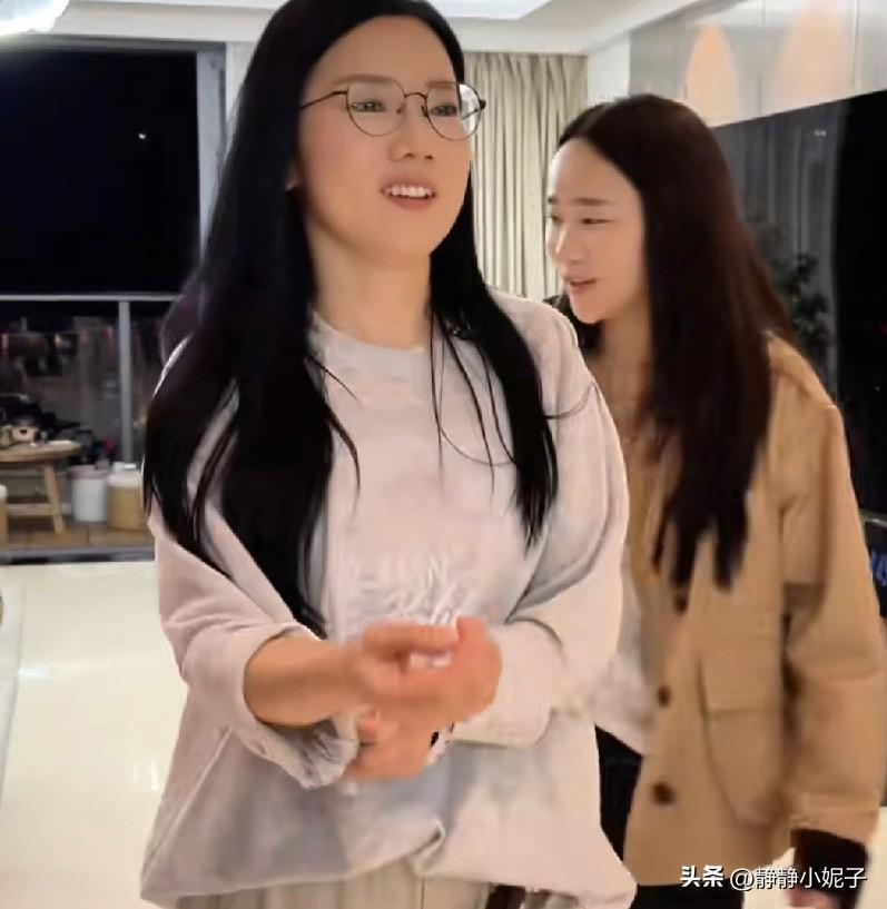 小凤的姐姐40岁，全家花重金给过生日，送两个名牌包，送两个相机，还夸赞姐姐是家里