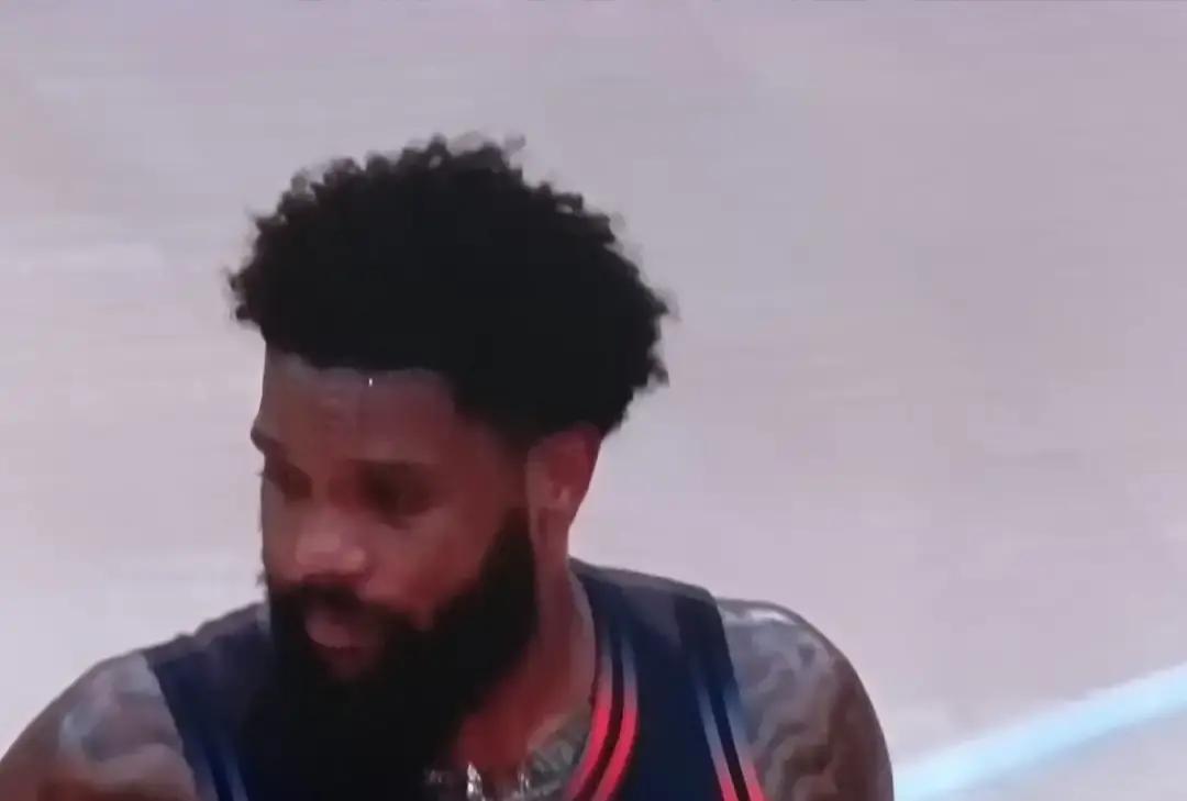 青岛赢面大，山东还有机会吗？
 
德比火药味从赛前就飘满球馆。韦瑟斯庞最近三场场