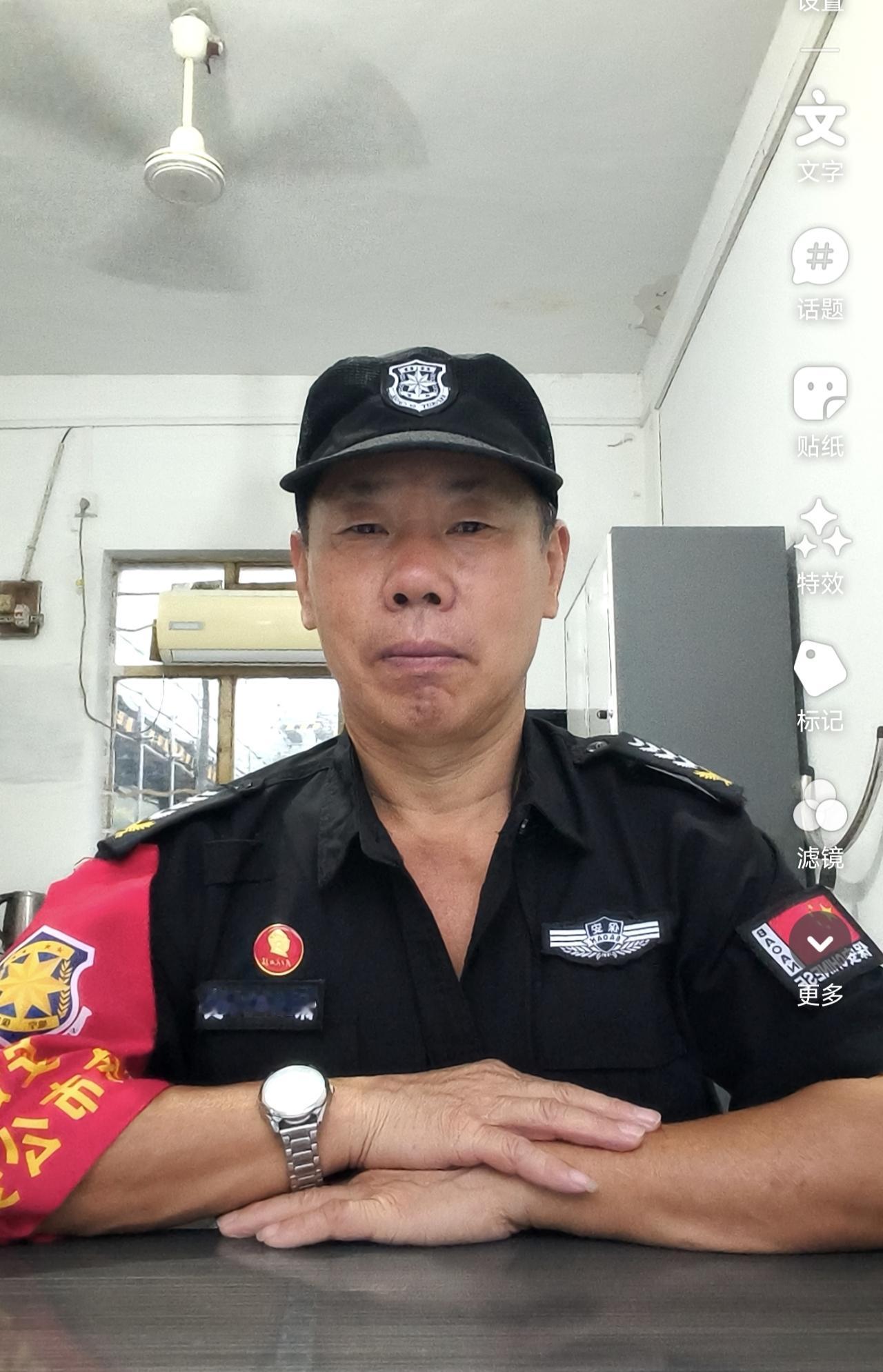 选择这个工作，也是万般无奈之下，剩下为数不多的出路。
这是一个70后的人，说出了