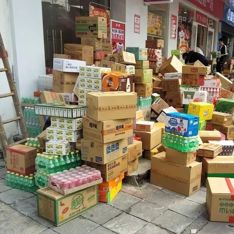 赵一鸣零食店现在火得离谱，店开了一家又一家，货进了一波又一波，空纸箱扔得不停，路