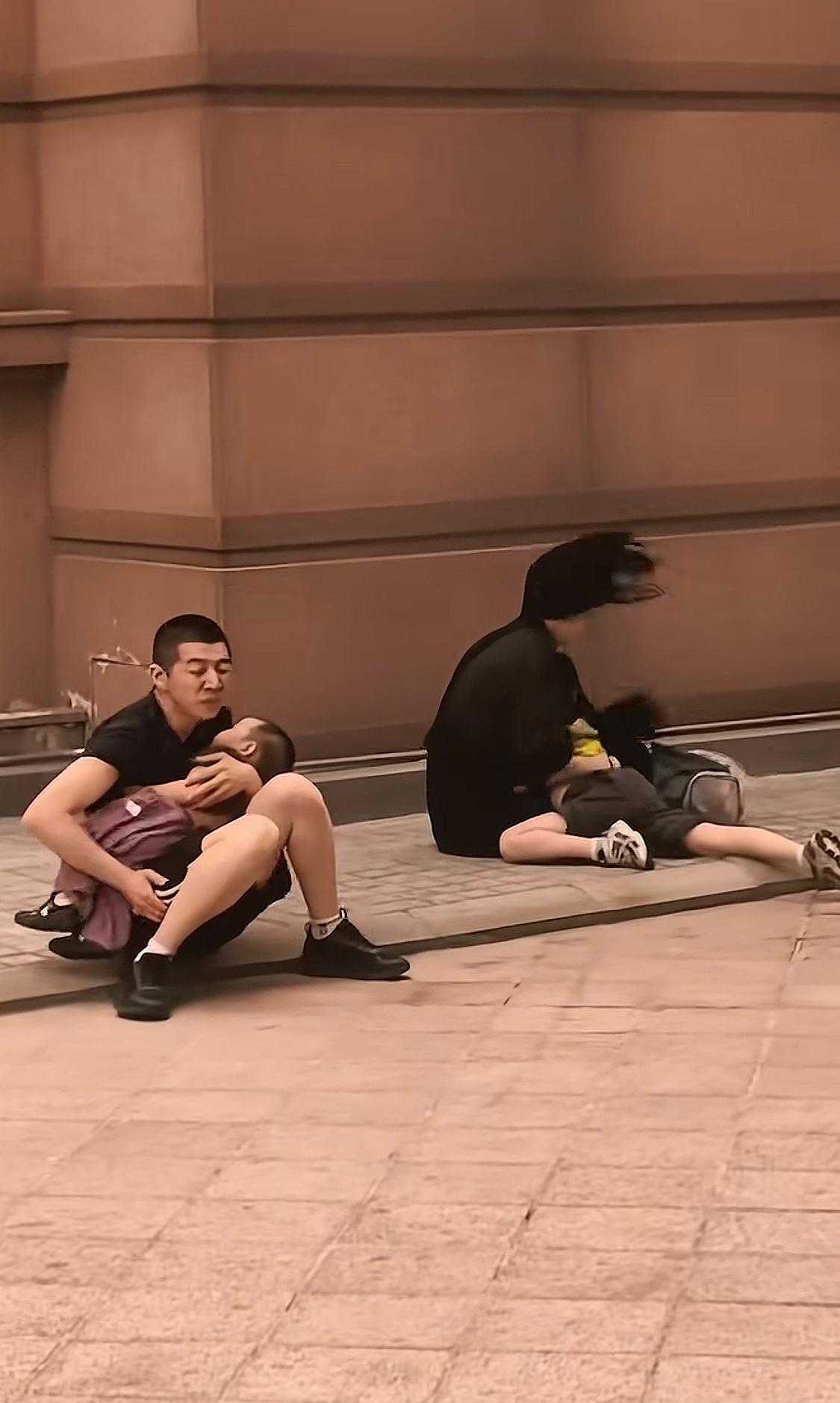 哈尔滨的风有12级了吧，看着真吓人。人类在极端天气面前真的很渺小，无能为力的感觉