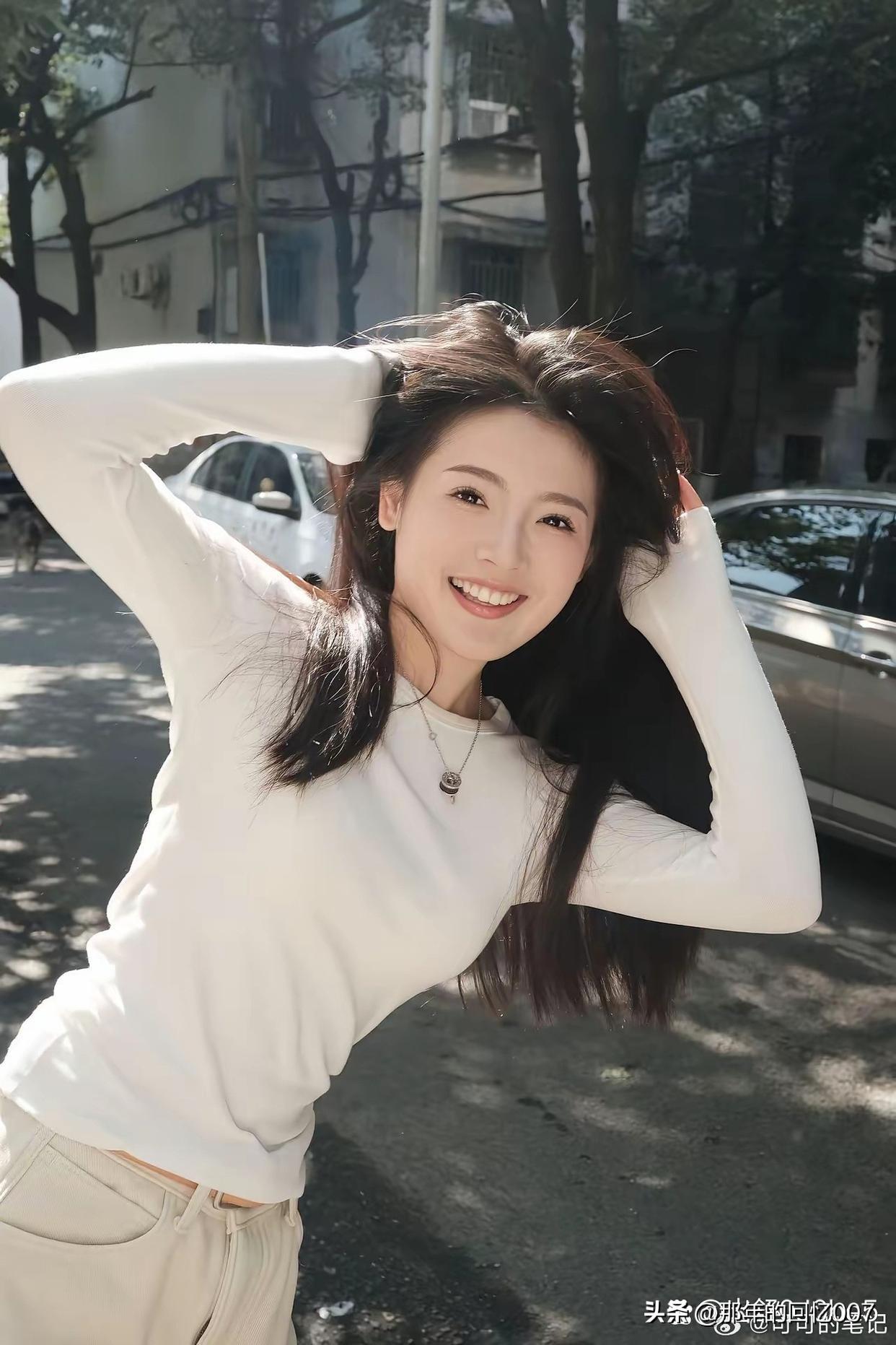 阳光明媚的午后，就像给世界加了一层暖滤镜，让人忍不住元气满满。就像关晓彤扎着马尾