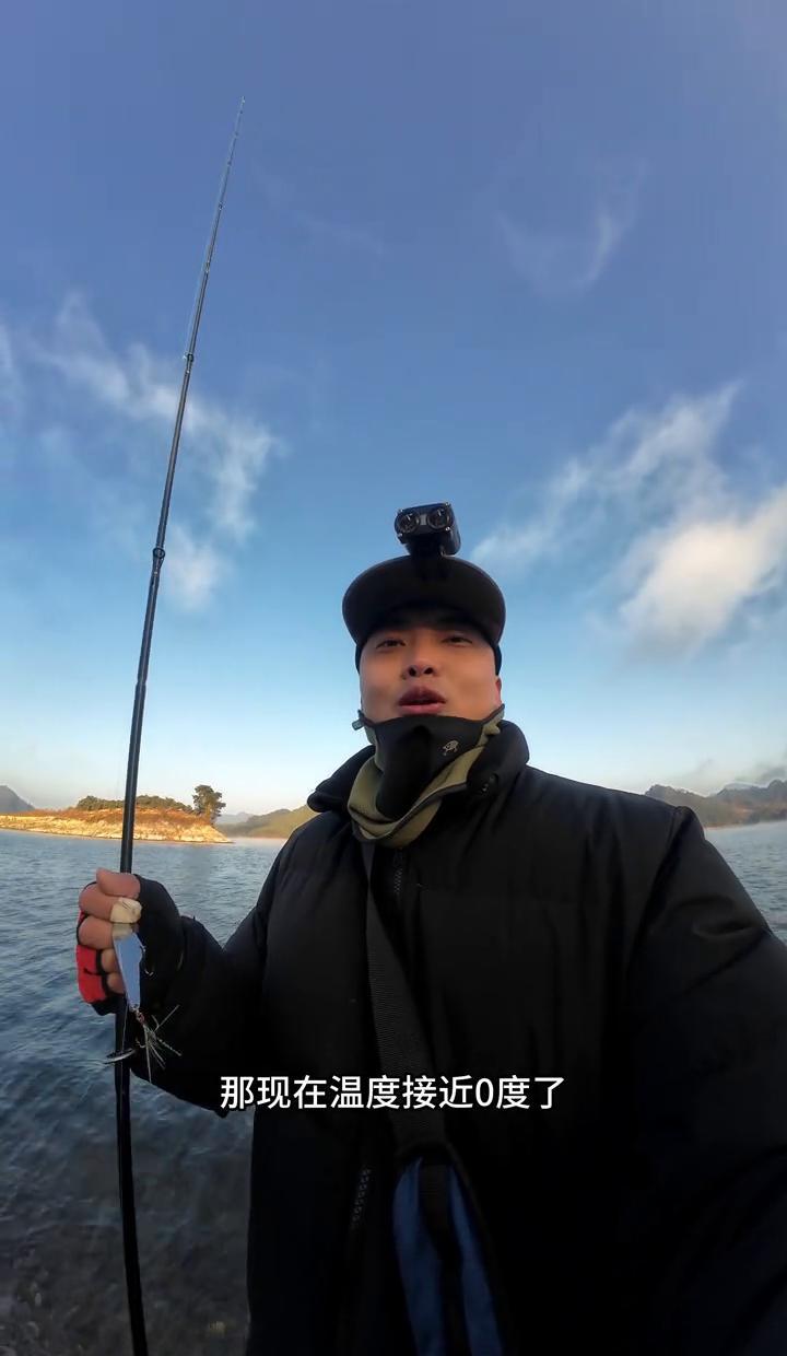 冬钓翘嘴，最不重要的就是技术。
你研究装备，练习抛投，熬夜看攻略。
但空军时，没