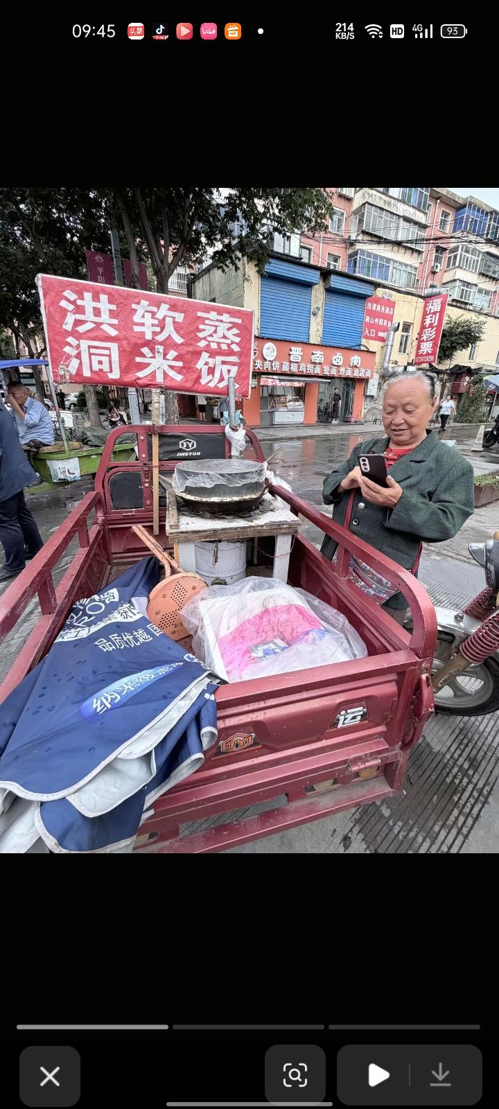 6月29日，山西临汾。网友发视频称，下雨天看到蒸饭摊前有位奶奶在跳舞，并表示“我