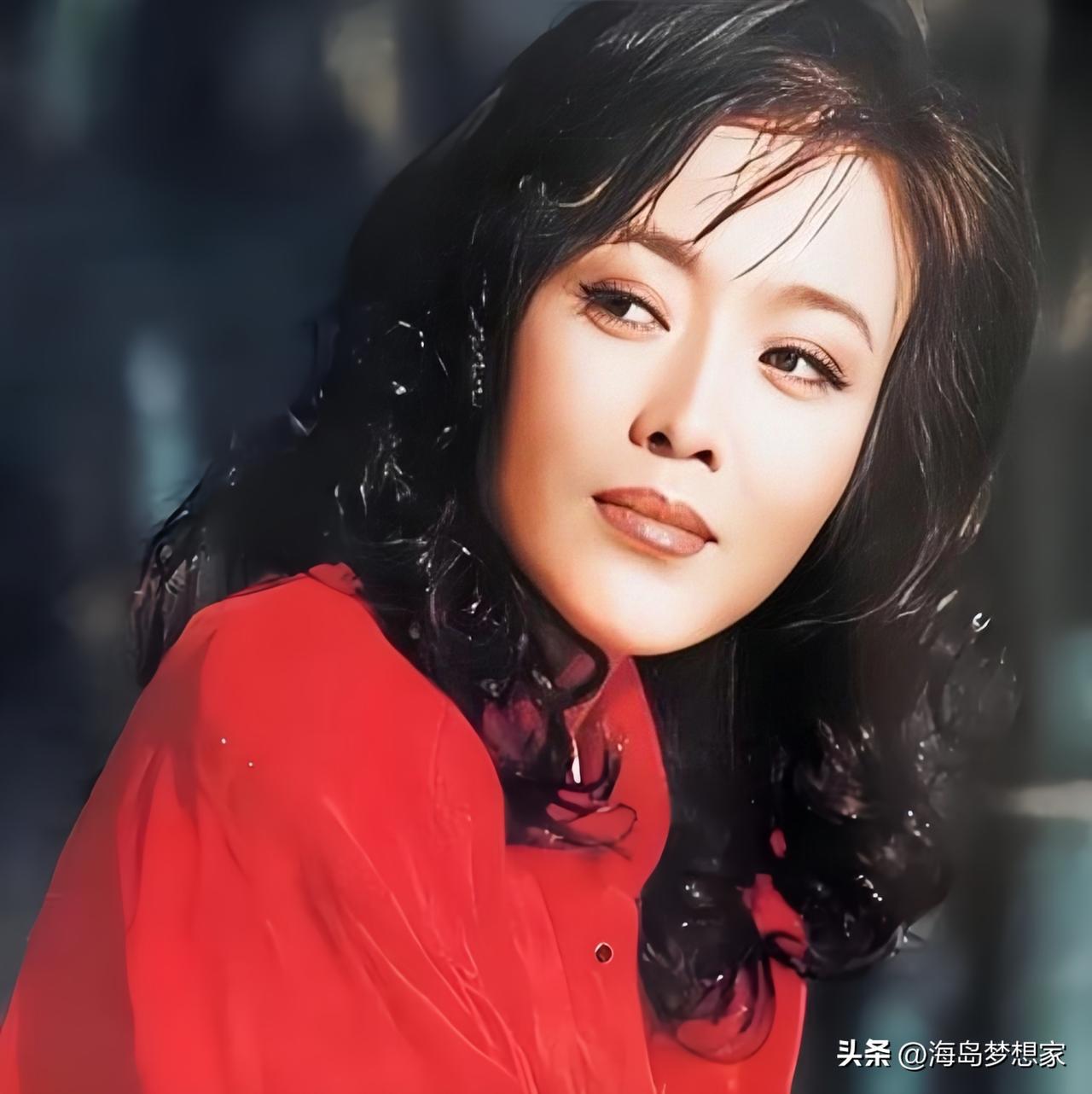 她是黑龙江佳木斯人，从上海戏剧学院毕业后进入中国话剧院。1986年，她凭首部电影
