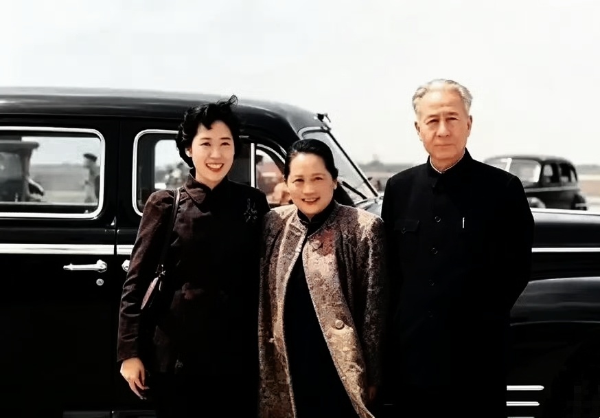 1957年，宋庆龄与王光美刘少奇同志留影！