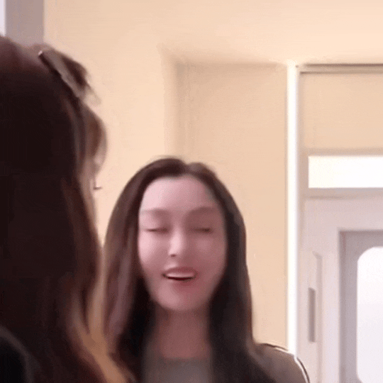 狗狗见到陌生人就主动凑上去摇尾巴求摸摸，被摸一下就像见到亲人般兴奋，说明它没什么