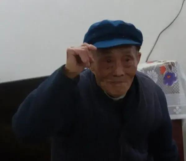 [太阳]1943年，刘吉祥奉命给前线运送80箱子弹，因仓库漆黑，他错将手榴弹当成