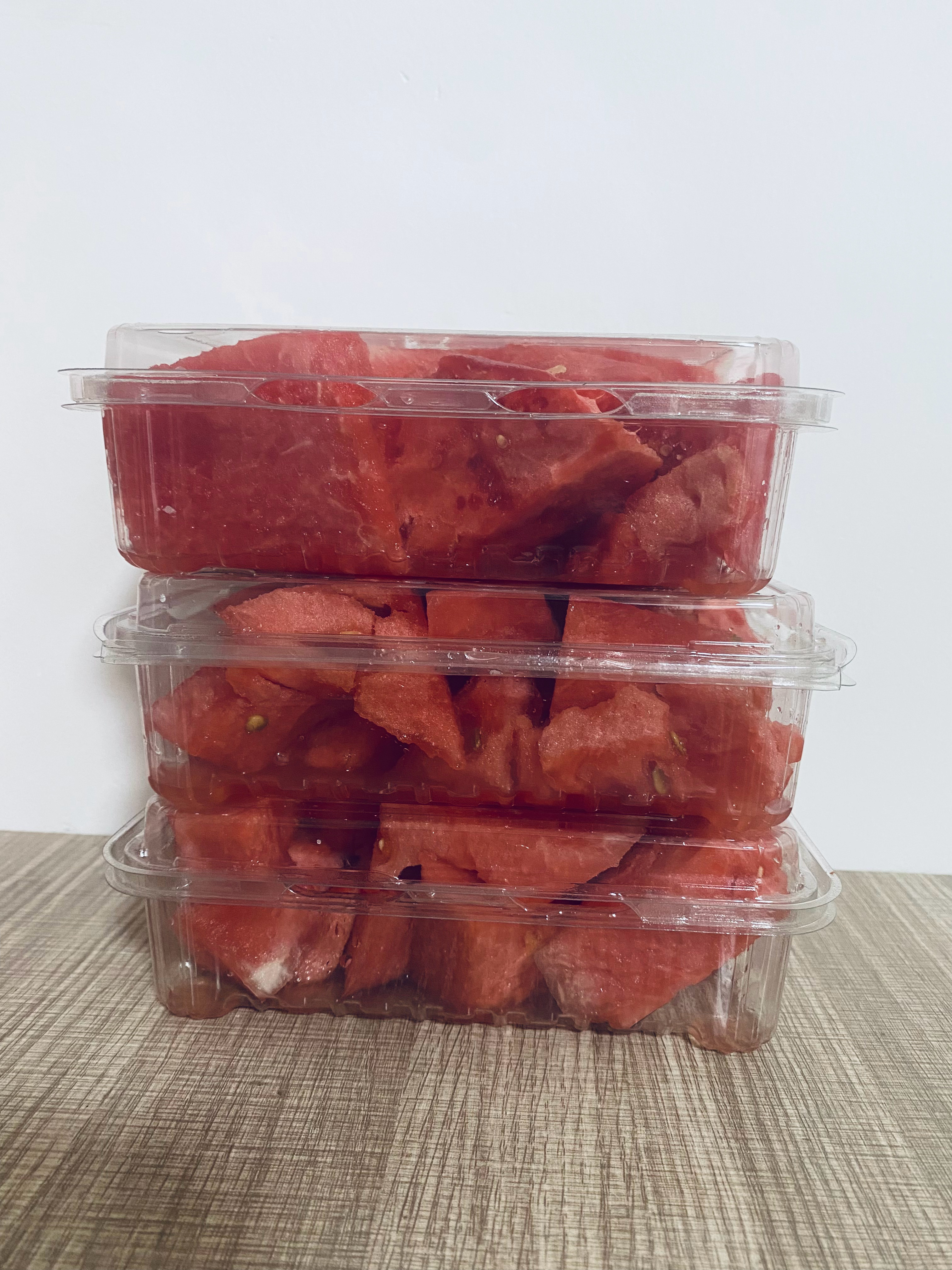 楼下西瓜摊卖西瓜一盒五元，我到时正好关灯要收摊，我大喊来一盒！老板说要走了买一送