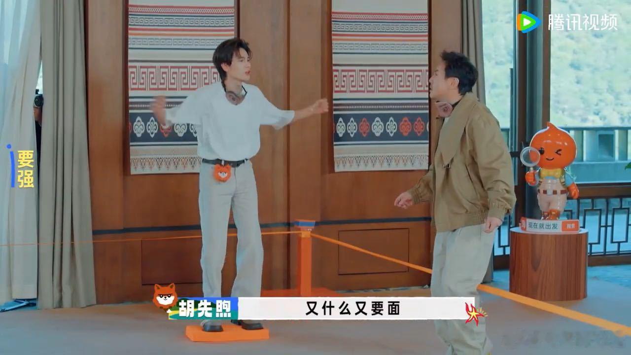 白敬亭跪宾一位沈腾对白敬亭付出一腚代价 两题的账算得飞快。沈腾踹完白敬亭屁股，转