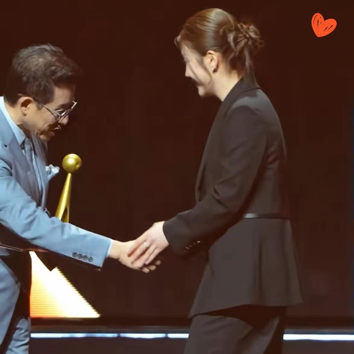 奥运冠军就是奥运冠军
这届盛典最大亮点，当属陈梦双手主动握颁奖嘉宾的细节，刻在骨