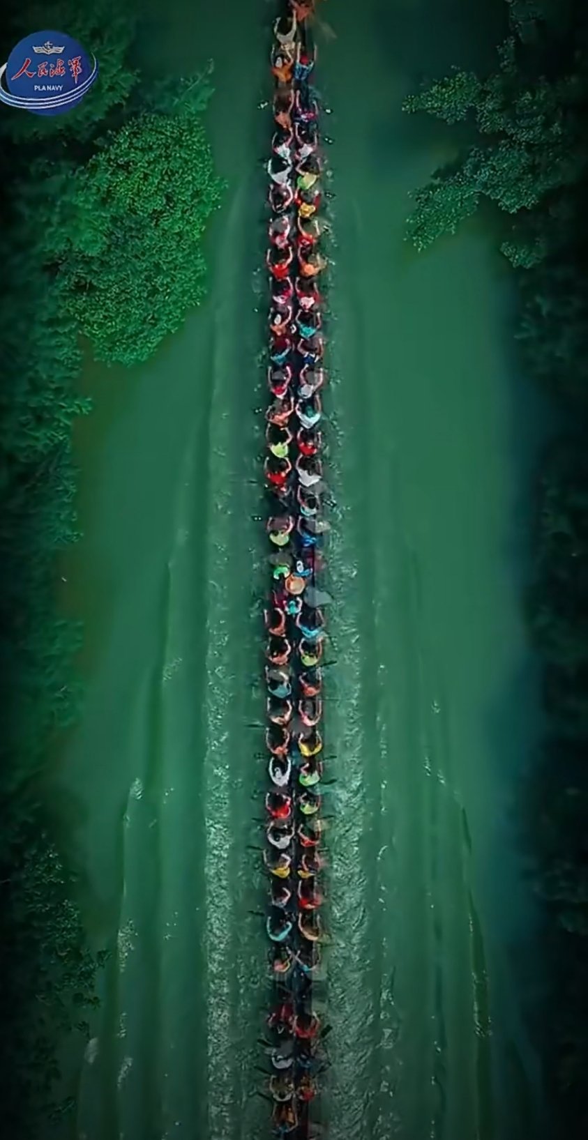 端午硬核赛龙舟，桥上是保家卫国桥下是国泰民安，人民海军赛龙舟，中国式高级热血浪漫