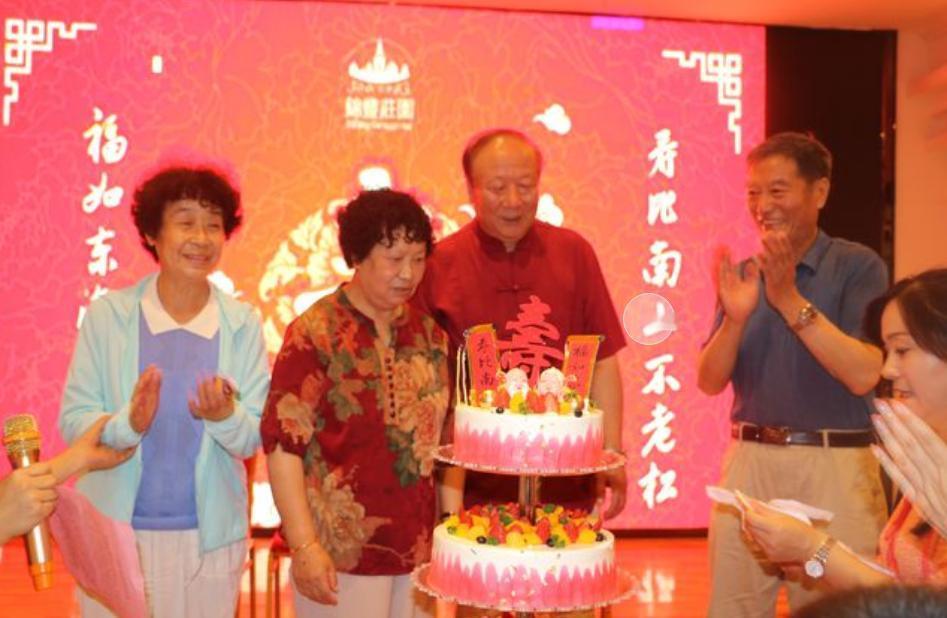 近日，上海一男子到上海参加老教授的寿宴，随了10000礼金，谁知不光一口茅台没喝