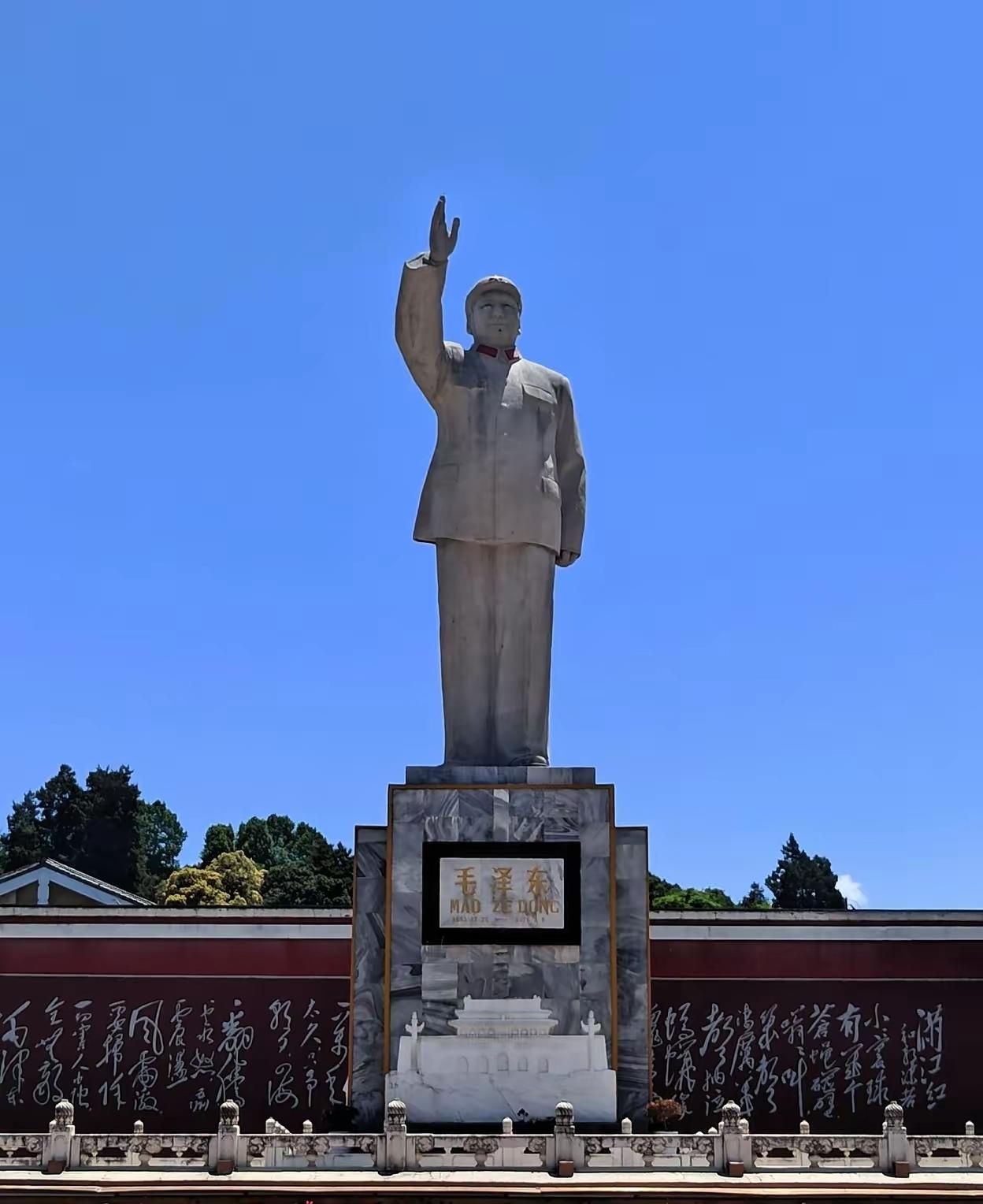 丽江红太阳广场这尊塑像，见过的人心里都会动容
 
来到丽江，走到红太阳广场第一眼