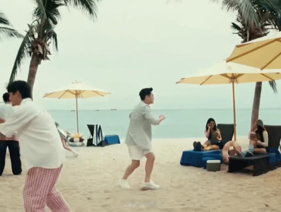 看完王耀庆的旅游鞋沙滩舞，终于明白什么叫“快乐无关场地”！就算穿着旅游鞋也能在沙