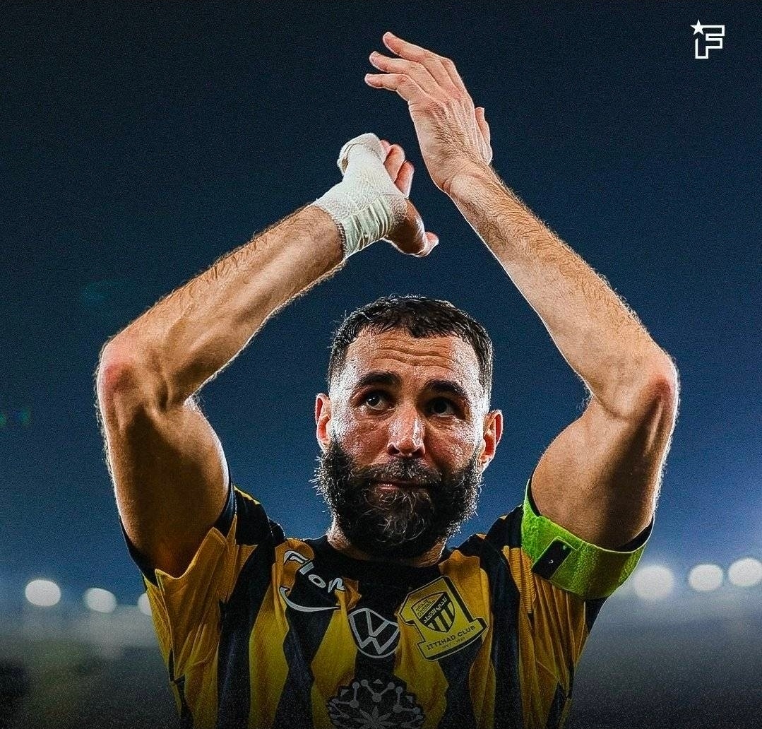 本泽马回应离队传闻：目前专注于足球，看看接下来会发生什么近日，本泽马在接受《队报