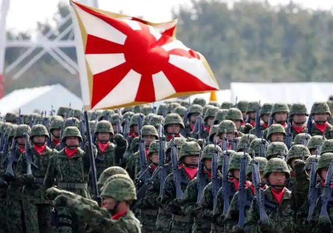 日本现在是不是在备战？直接说答案，很有可能。现在日本的国运衰落速度快得惊人，日本