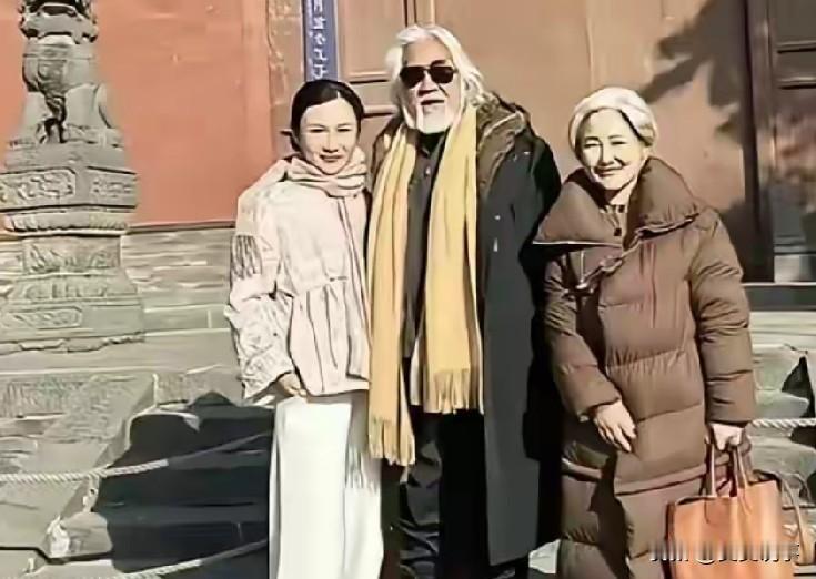 张纪中站在妻子杜星霖和丈母娘中间，格外显得高大威猛，宝刀未老还是帅气老头一个。张