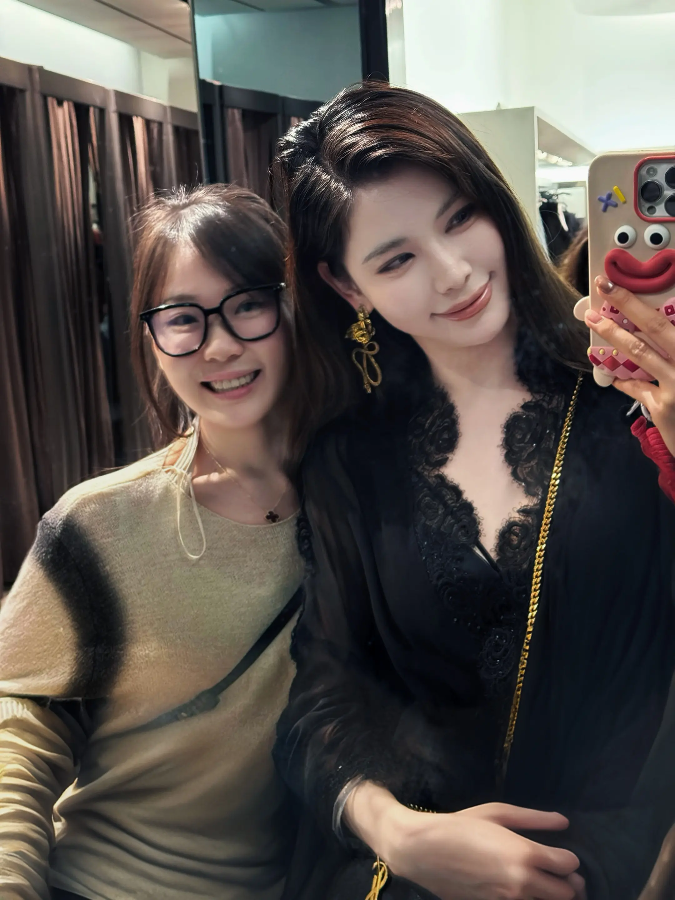 小说作家和她的女主。从此小说作家和她的女主有了画面