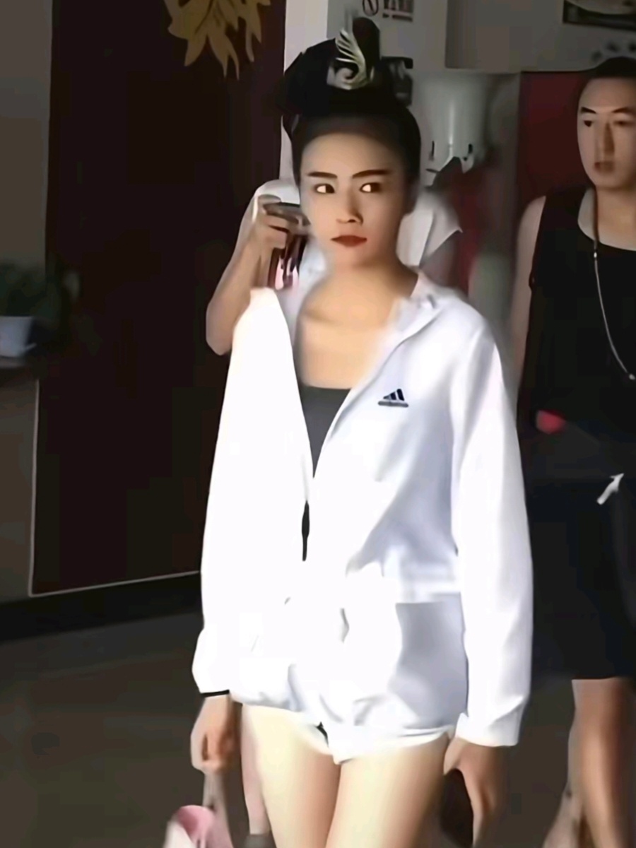 白鹿演蚌精vs虞书欣演蚌精男的就可以上班不穿裤子了吗，好害怕啊啊啊啊啊 