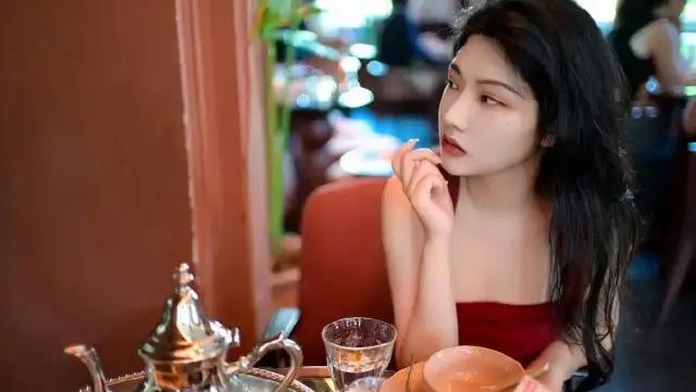 “色字头上一把刀！”黑龙江齐齐哈尔，男子大婚前夕，和几个发小聚餐时，看着邻桌姑娘