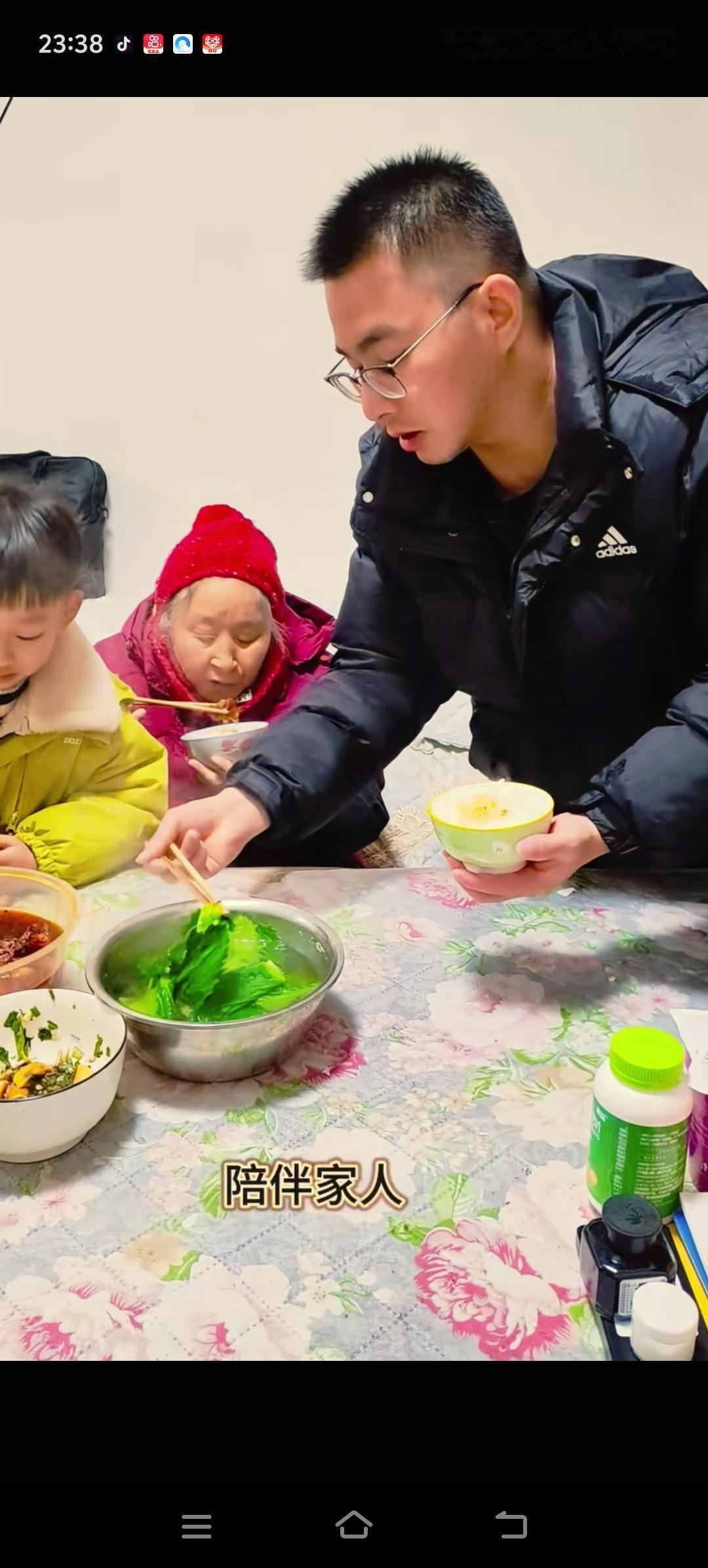 胡龙和妹妹一行历经长途奔波，从湖北返回了贵州毕节。回到家后，他和妈妈一同共进晚餐