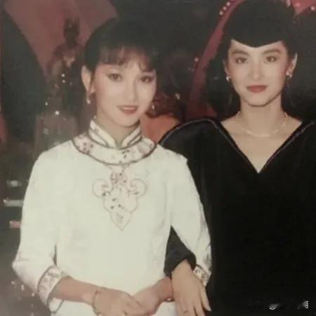 一个妖女，一个魔女
1982年，港台两大顶级女星林青霞、赵雅芝在某晚会相遇，留下