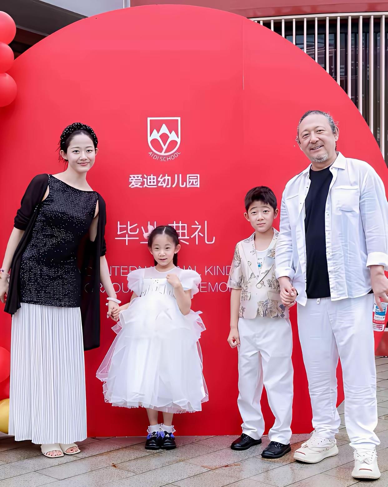 这大概就是旁人难以共情的感情抉择。夫妻二人年龄差距悬殊，男方有过一段婚史，离婚时