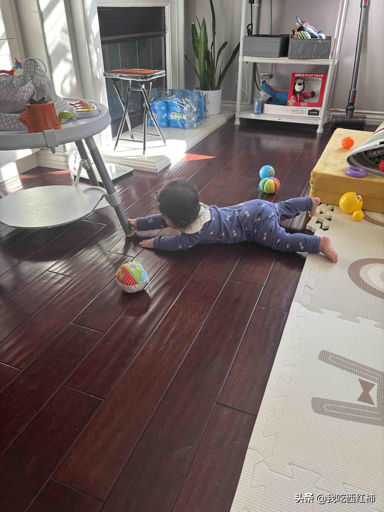 普通的一天
7:30 am 妈妈先被宝宝叫醒
7:45 am 给宝宝换衣服，尿布